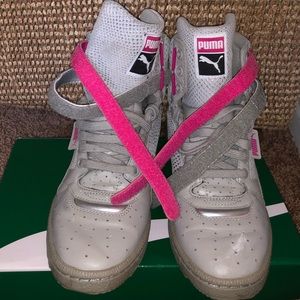 ❌Sold on MERCARI ❌pink and Silver Pumas🥰🥰